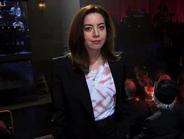 Aubrey Plaza reaparece tras la trágica muerte de su marido y le rinde homenaje con un look inspirado en su boda