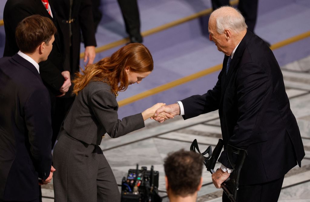 Harald de Noruega con Ana Corina Sosa, tras entregarle el premio Nobel de la paz a su madre