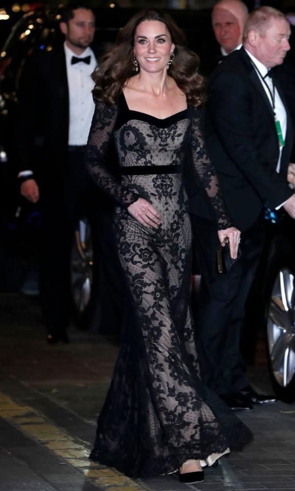 kate middleton con vestido largo de encaje negro