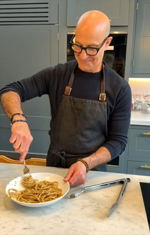 El actor, a punto de probar su receta de pasta.