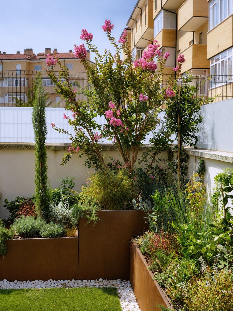 Jardineras que combinan plantas de distintos tamaños, incluso arbustos y árboles