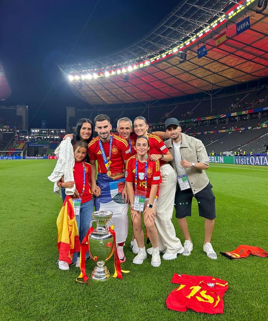 En esta fotografía el futbolista posa con sus padres y el resto de sus hermanos.

