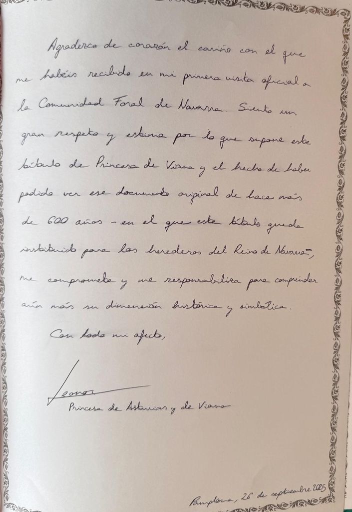 La firma de la princesa Leonor en el Libro de Oro del Palacio de Navarra