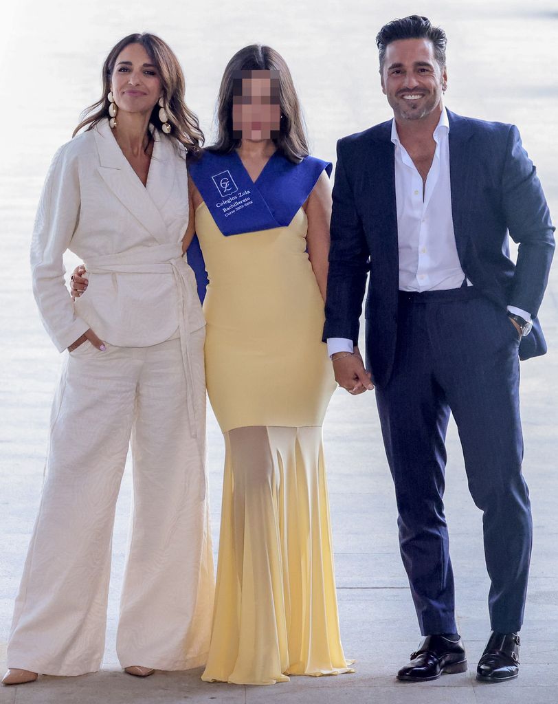 Paula Echevarría con traje blanco en la graduación de su hija con David Bustamante.