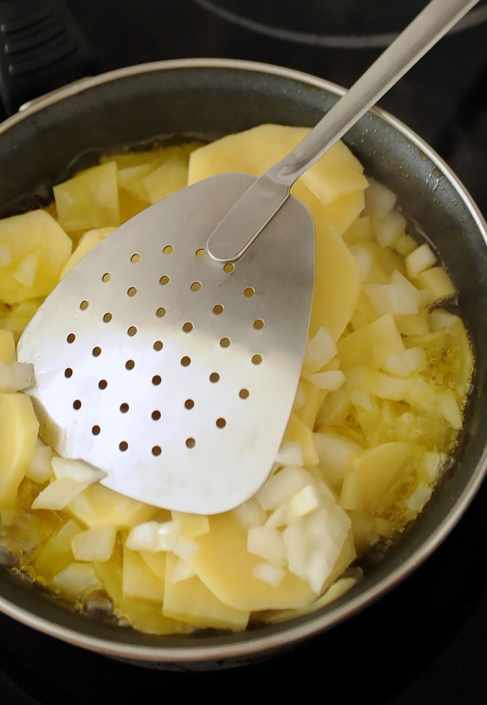 Patata y cebolla, dos de los ingredientes que necesitamos para preparar esta fritada