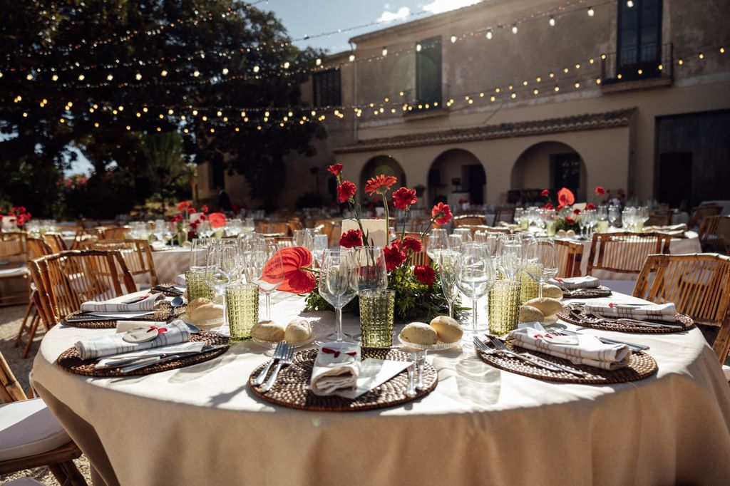 Decoración de mesas con flores rojas