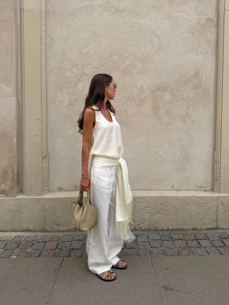 chica con look blanco y pañuelo con flecos