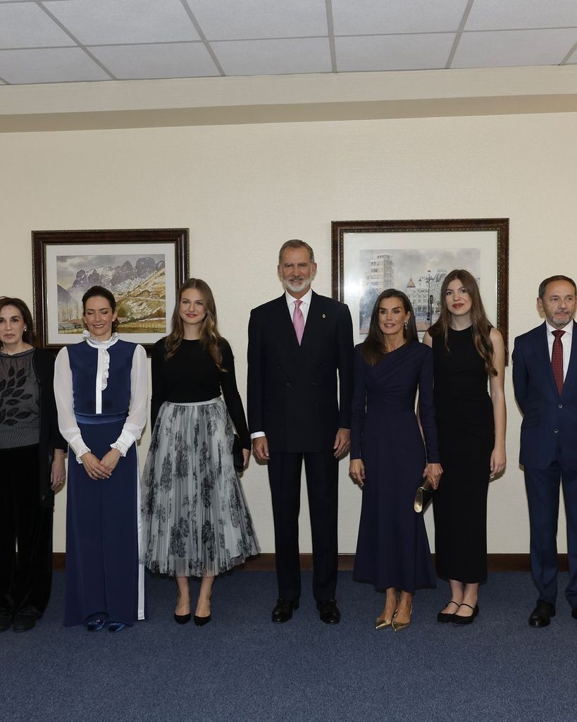 Familia Real posando con la organización en concierto Premios Princesa de Asturias 2024