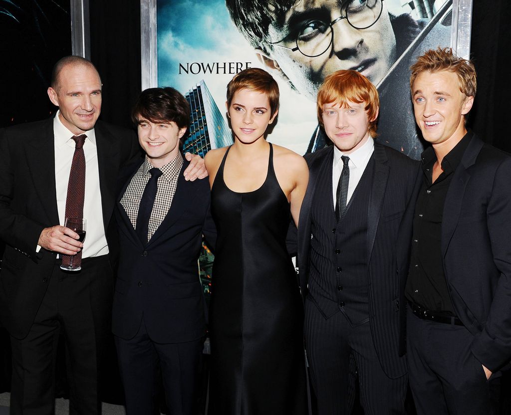 Fiennes con los protagonistas de las películas