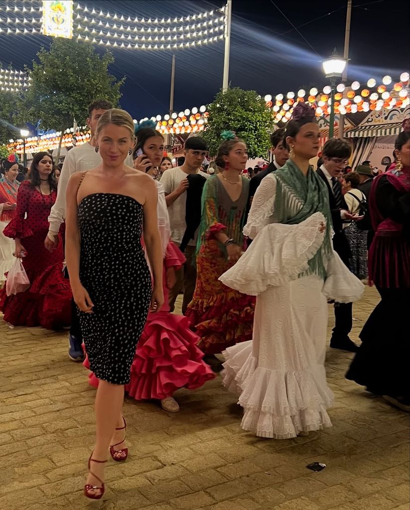 Para su segundo día en la feria, Ludwika usó este vestido negro con lunares blanco, uno de los estampados típicos de los atuendos de las gitanas.