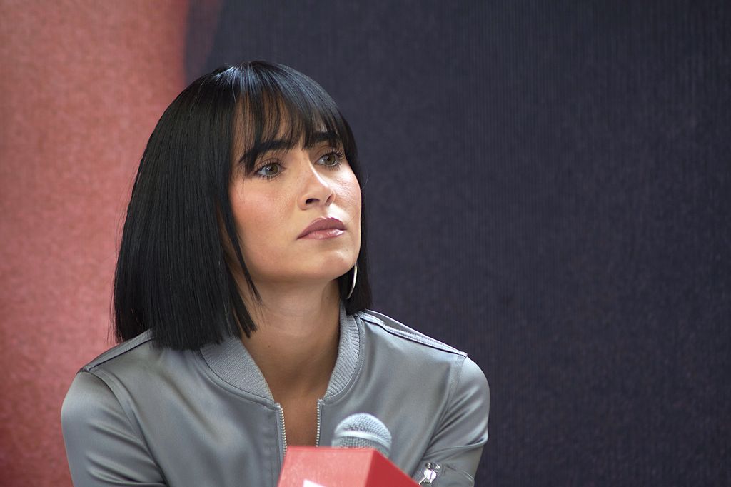 Primer plano de Aitana Ocaña con corte bob liso y flequillo