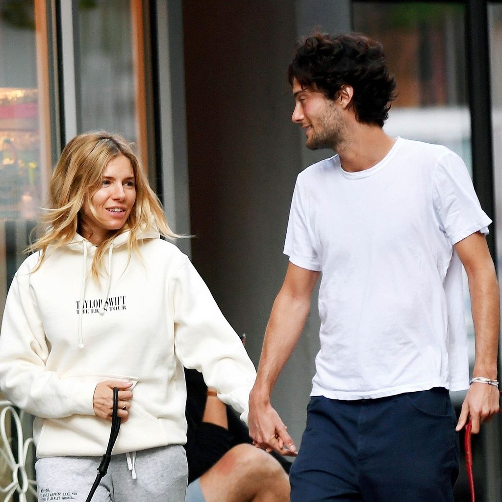 HOLA4115 SIENNA MILLER Y SU PAREJA, OLI GREEN