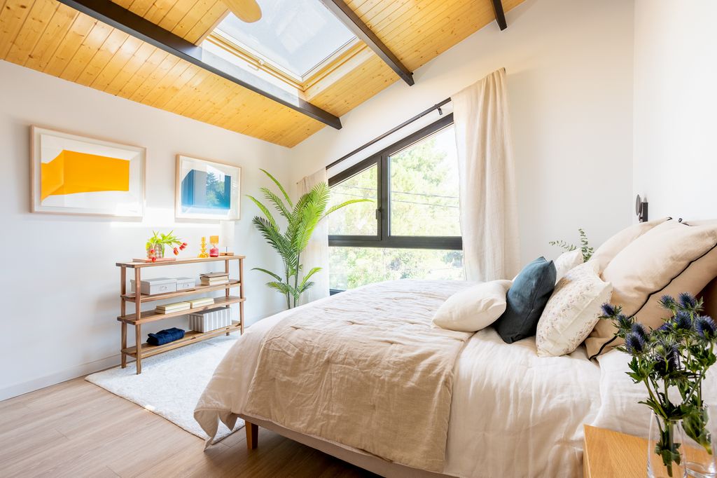 En un dormitorio con techos inclinados, según el 'feng shui' hay que situar el cabecero en la parte más alta