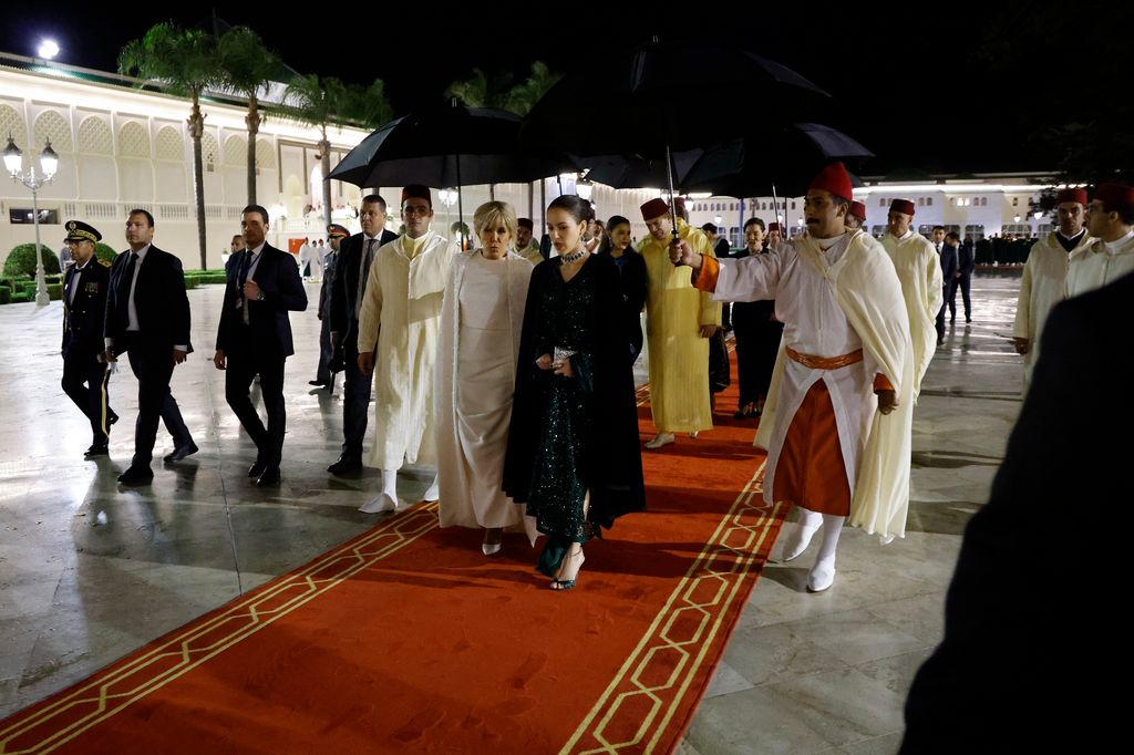 Plano general de Lalla Khadija y Brigitte Macron saliendo de una cena de Estado en el Palacio Real de Rabat 