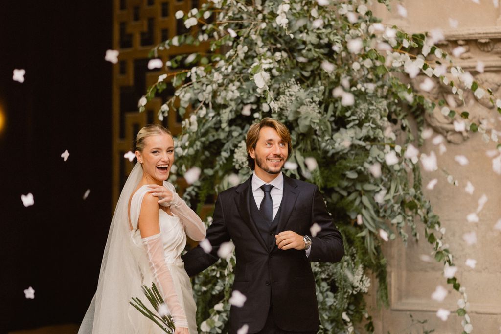 Salida de los novios de la iglesia