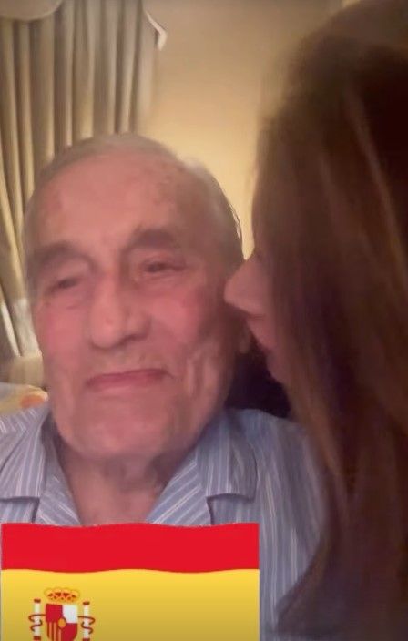 Paloma Cuevas disfrutó del partido de España con su padre, Victoriano Valencia, de 95 años