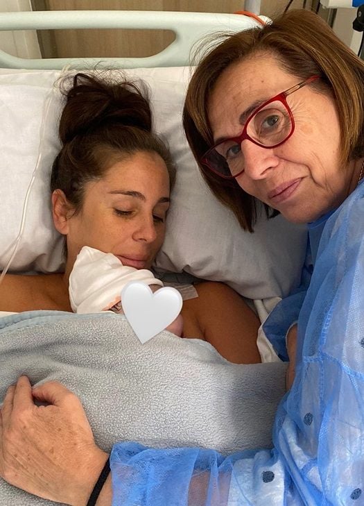 Anabel Pantoja con su madre y su hija Alma