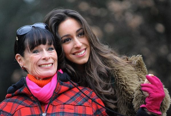 "Lo que más admiro de mi madre (Geraldine Chaplin) es su concentración, su respeto por el equipo entero, su humildad, su buen humor.... Mi madre y mi padre me lo han enseñado todo, y yo sigo intentando aprender', confiesa a HOLA.com
