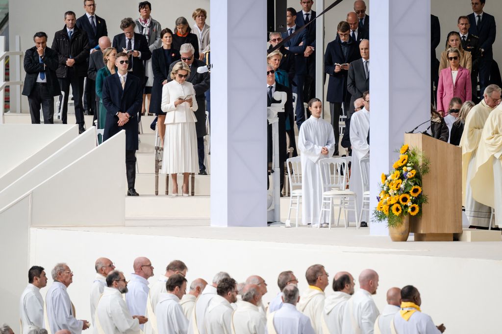 Matilde de Bélgica, Gabriel de Bélgica y Laurent de Bélgica durante la visita del Papa Francisco a Bélgica