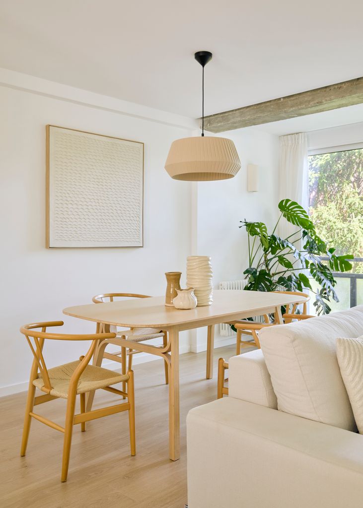 Comedor con muebles de madera clara