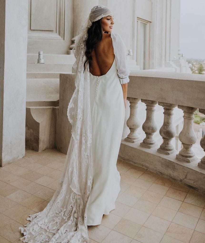 Vestidos de novia virales con manteles y colchas bandana