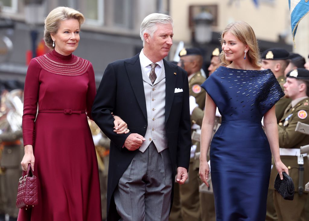 El rey y Elisabeth de Bélgica llegan muy sonrientes a Luxemburgo