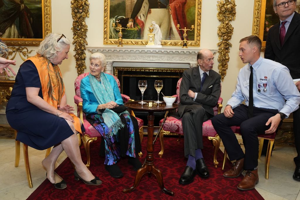 La princesa Alexandra (de azul turquesa) y el duque de Kent (de traje y corbata)