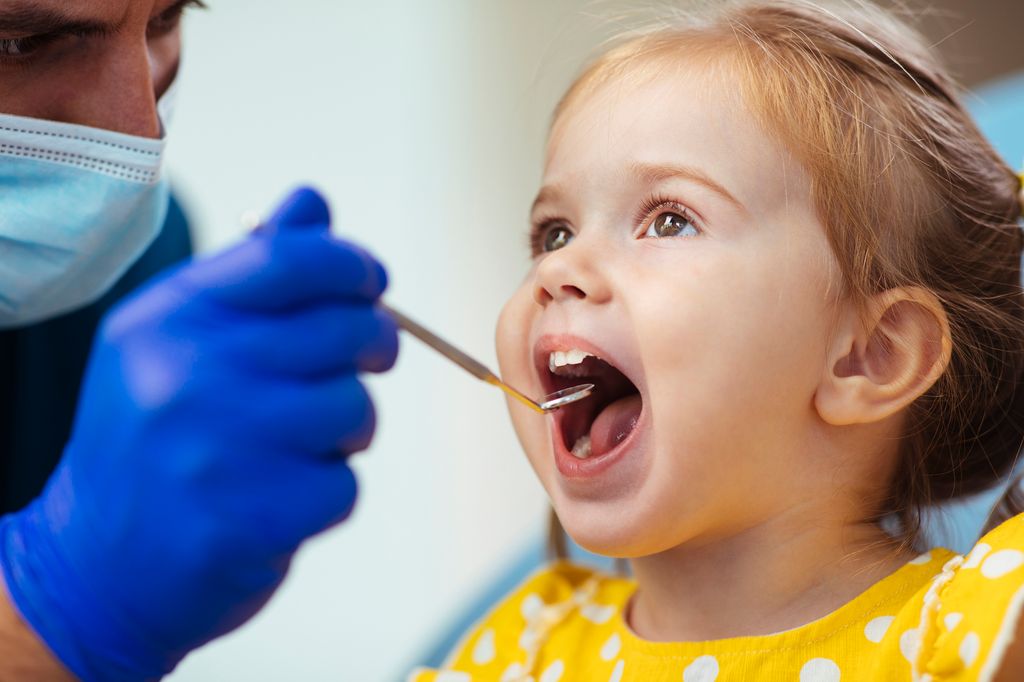 Niña pequeña en revisión en el dentista