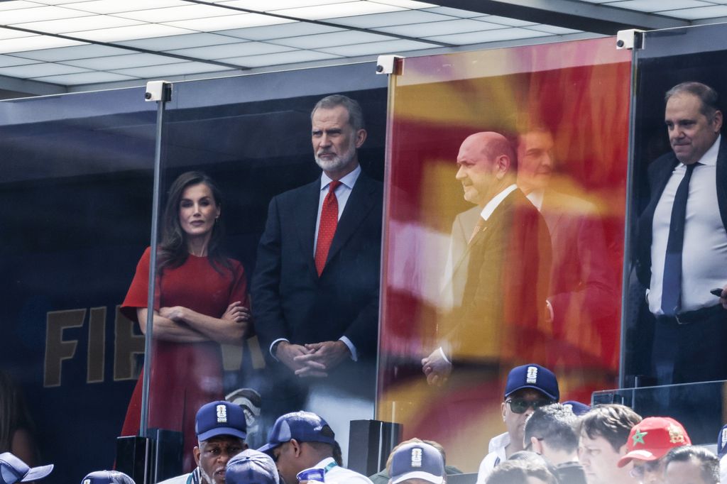 La reina Letizia y el rey Felipe VI de España junto a Rafael Louzán, presidente de la Real Federación Española de Futbol.