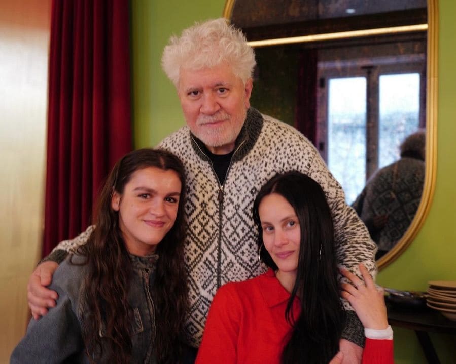 Pedro Almodóvar, con Amaia Romero y Milena Smit