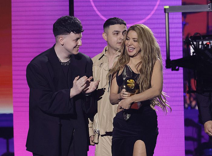 Shakira recogiendo premio en los Grammy Latinos 2023