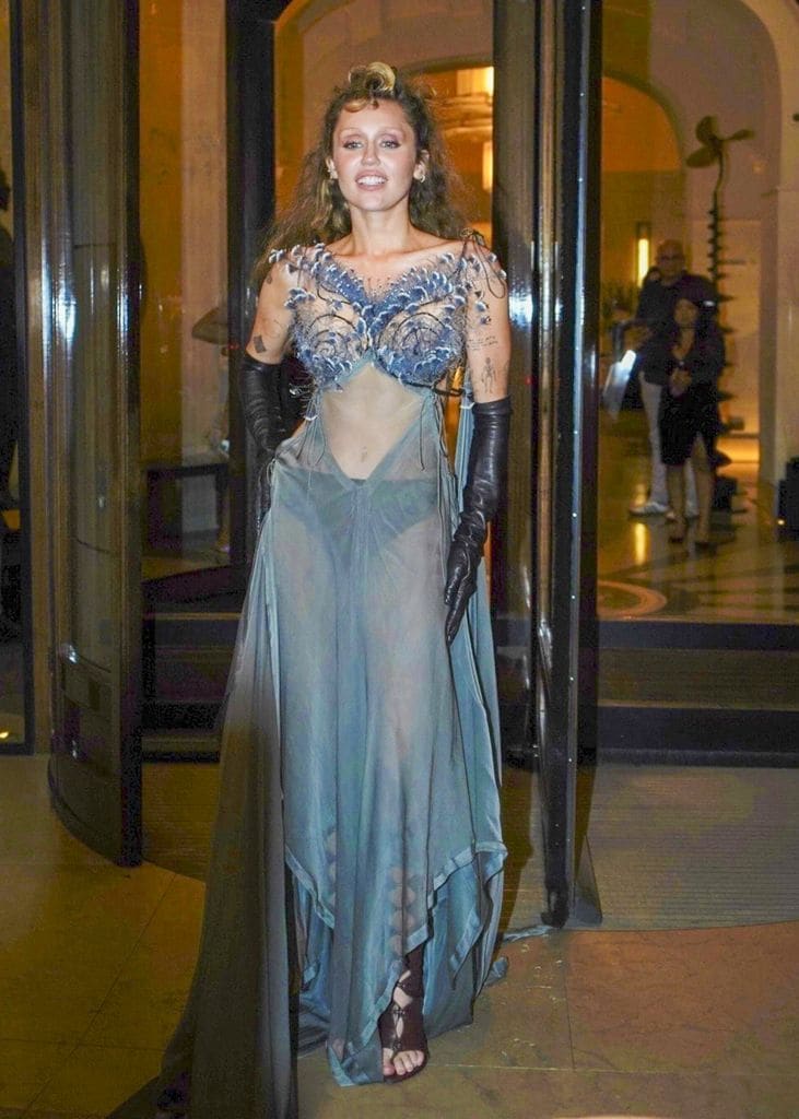 La cantante presumió su figura en una silueta glamurosa de transparencias.
