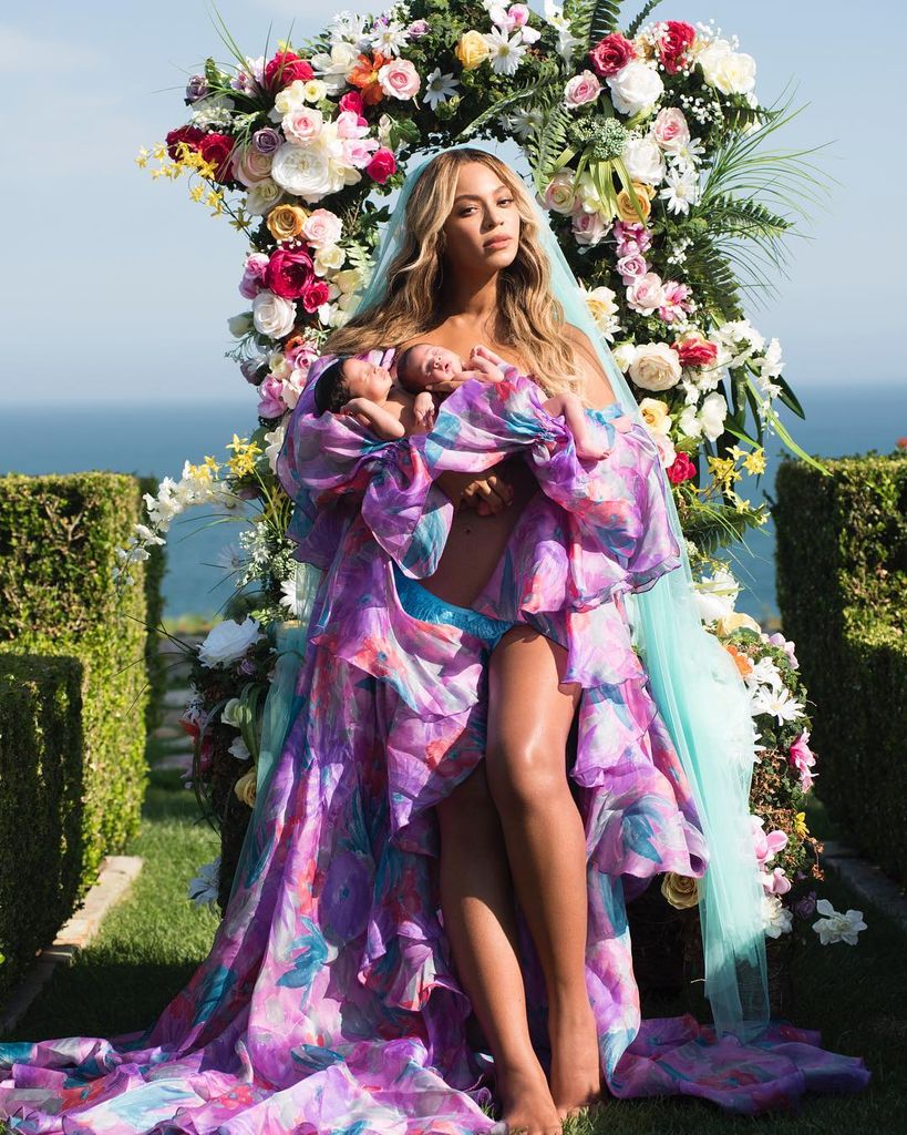 Beyoncé escoge un diseño de Palomo Spain para posar por primera vez con sus mellizos (2017)
