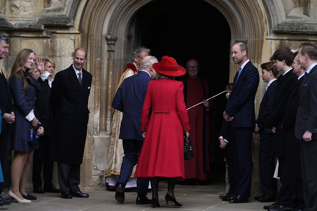 El rey Carlos fue fotografiado dando un codazo juguetón al príncipe Luis y a la princesa Charlotte