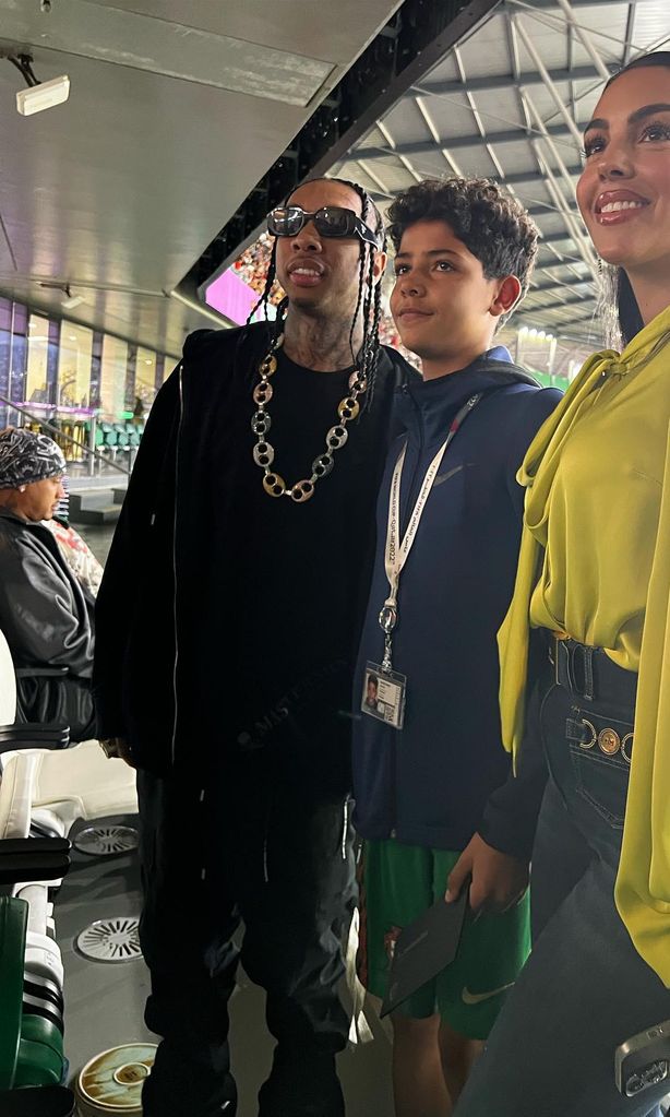 Georgina Rodríguez y Cristiano Jr con Tyga en el partido de Portugal contra Corea del Sur.