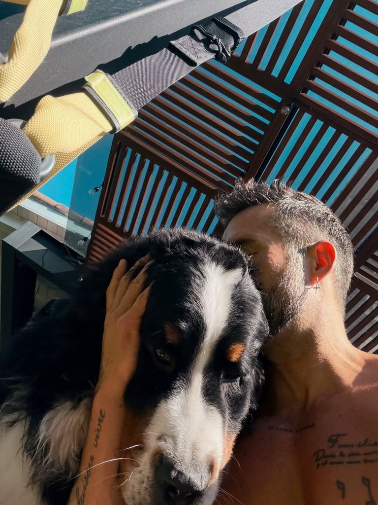 José Ron junto a su mascota Kiara.