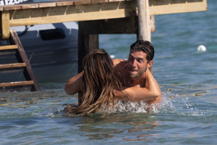Sergi Roberto y Coral Simanovich haciéndose bromas en el agua en Ibiza