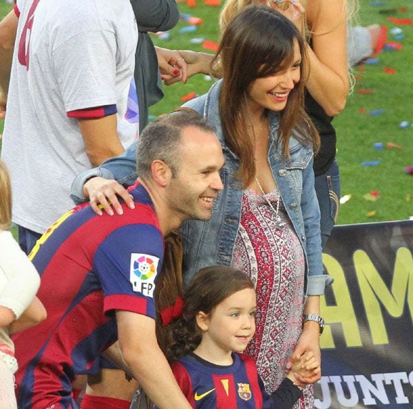 El nacimiento de su segundo hijo llega en un momento muy feliz para el futbolista del Barça, que este año no sólo ha ganado la Copa del Rey sino que también se ha proclamado campeón de Liga, un triunfo que celebró en el campo junto a su mujer y su hija
