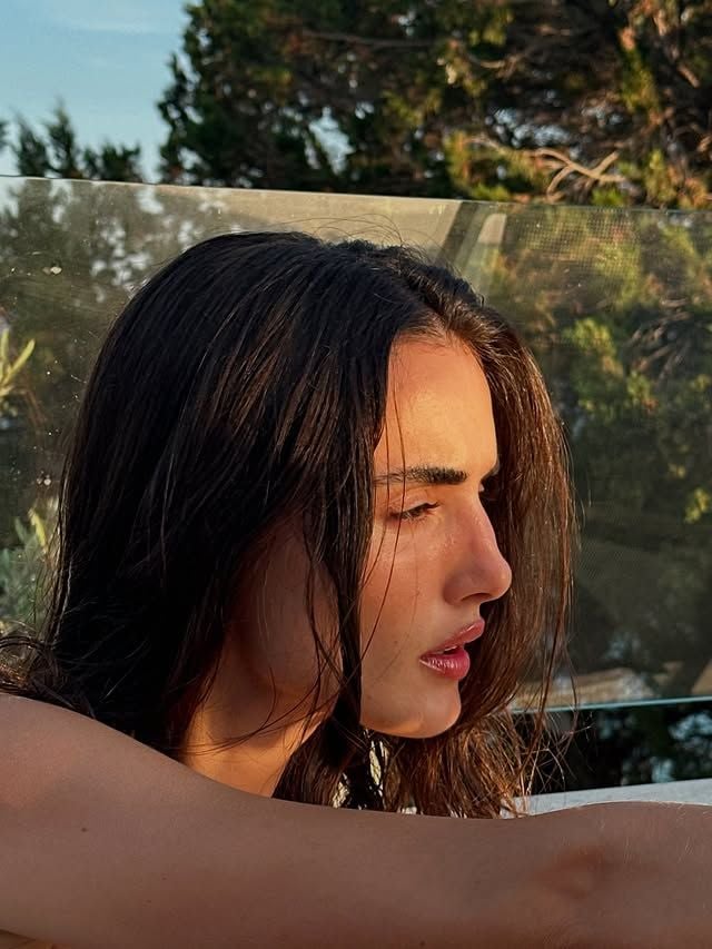 Primer plano de Blanca Padilla en la piscina