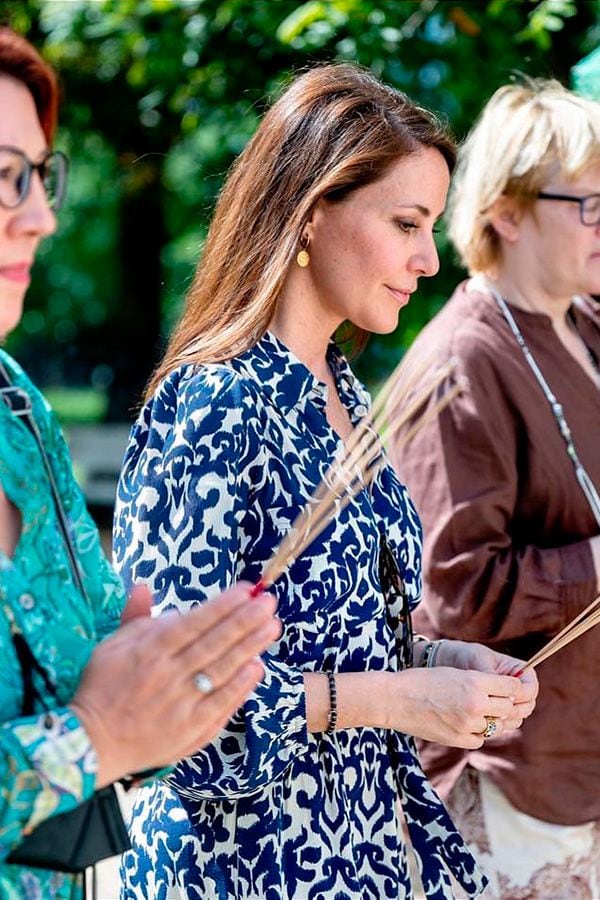 Marie de Dinamarca, en Camboya, con vestido estampado de Zara