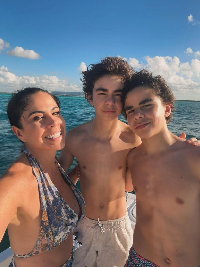 Paola Rojas y sus hijos Paolo y Leonardo.