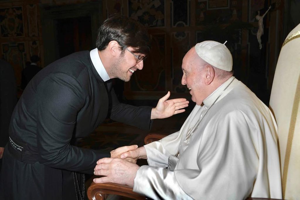 El Padre Damián junto al papa Francisco durante uno de los encuentros que marcaron su trayectoria como sacerdote y misionero