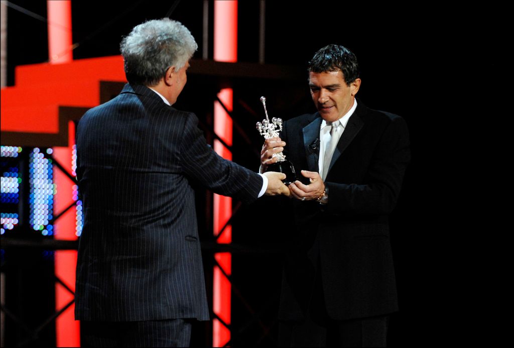 Almodóvar entregándole a Antonio Banderas el premio Donostia a su trayectoria en 2008
