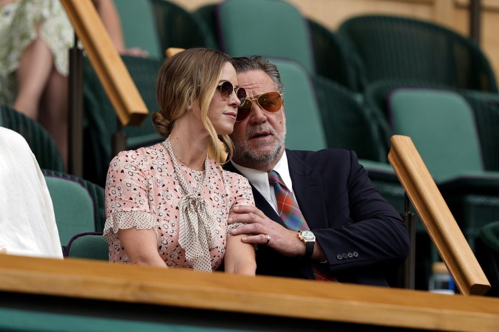 Russell Crowe con su prometida, Britney Theriot, en el Royal Box de Wimbledon en Londres 