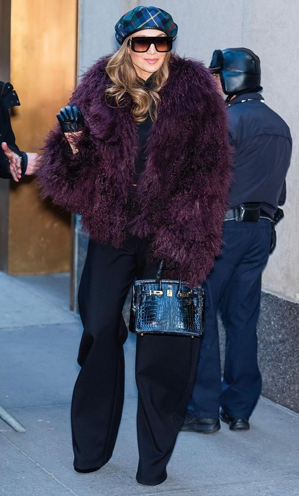 Looka Mob Jennifer Lopez anuncia nueva gira con un look Mob Wife con toque francés