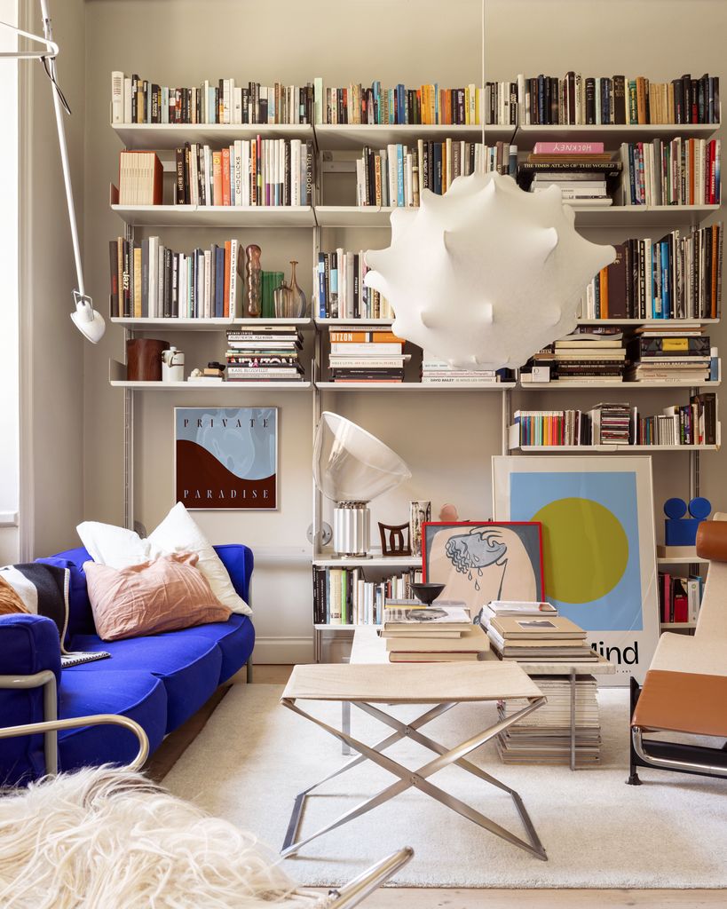 Estantería con libros y cuadros