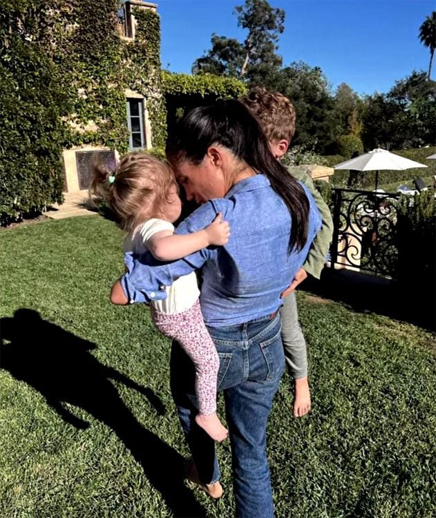 Meghan con sus hijos