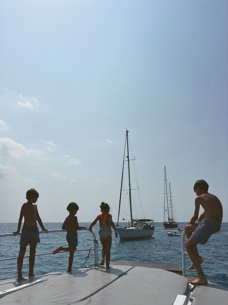 Las aguas cristalinas de Ibiza fueron el escenario perfecto para que los pequeños disfrutaran de un día navegando