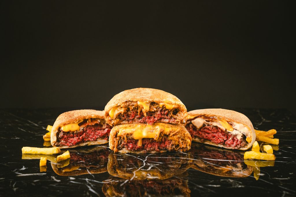 Envueltas en una masa de pan crujiente que se hornea al momento, las hamburguesas de Nunu Burger están elaboradas con carne de añojo a la parrilla. 