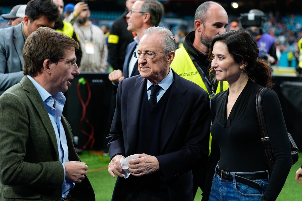 Isabel Díaz Ayudo en el partido de la NFL en el estadio Santiago Bernabéu, Madrid, 2025.